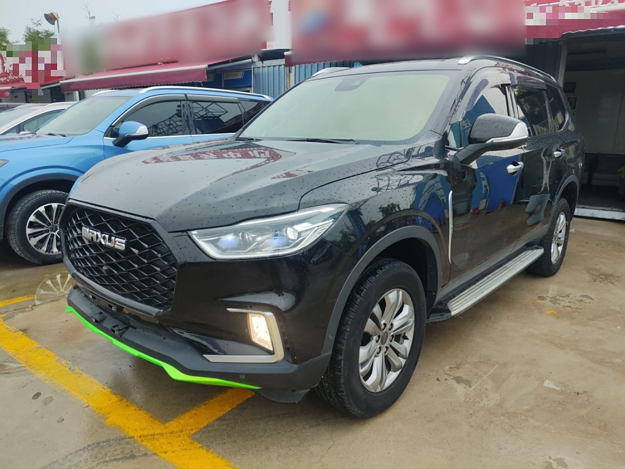 تحت مقدمة السيارة