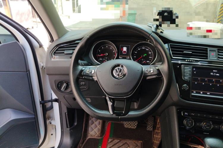 Used Volkswagen Tiguan L 2017 330TSI Automatic Two-Wheel Drive Luxury Edition Steering Wheel