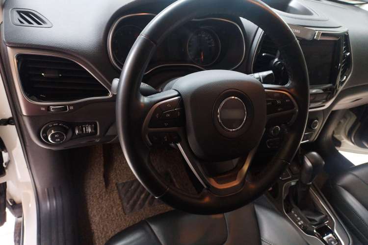 Used Jeep Cherokee 2019 2.0T Two-Wheel Drive Smart Enjoyment Version China VI