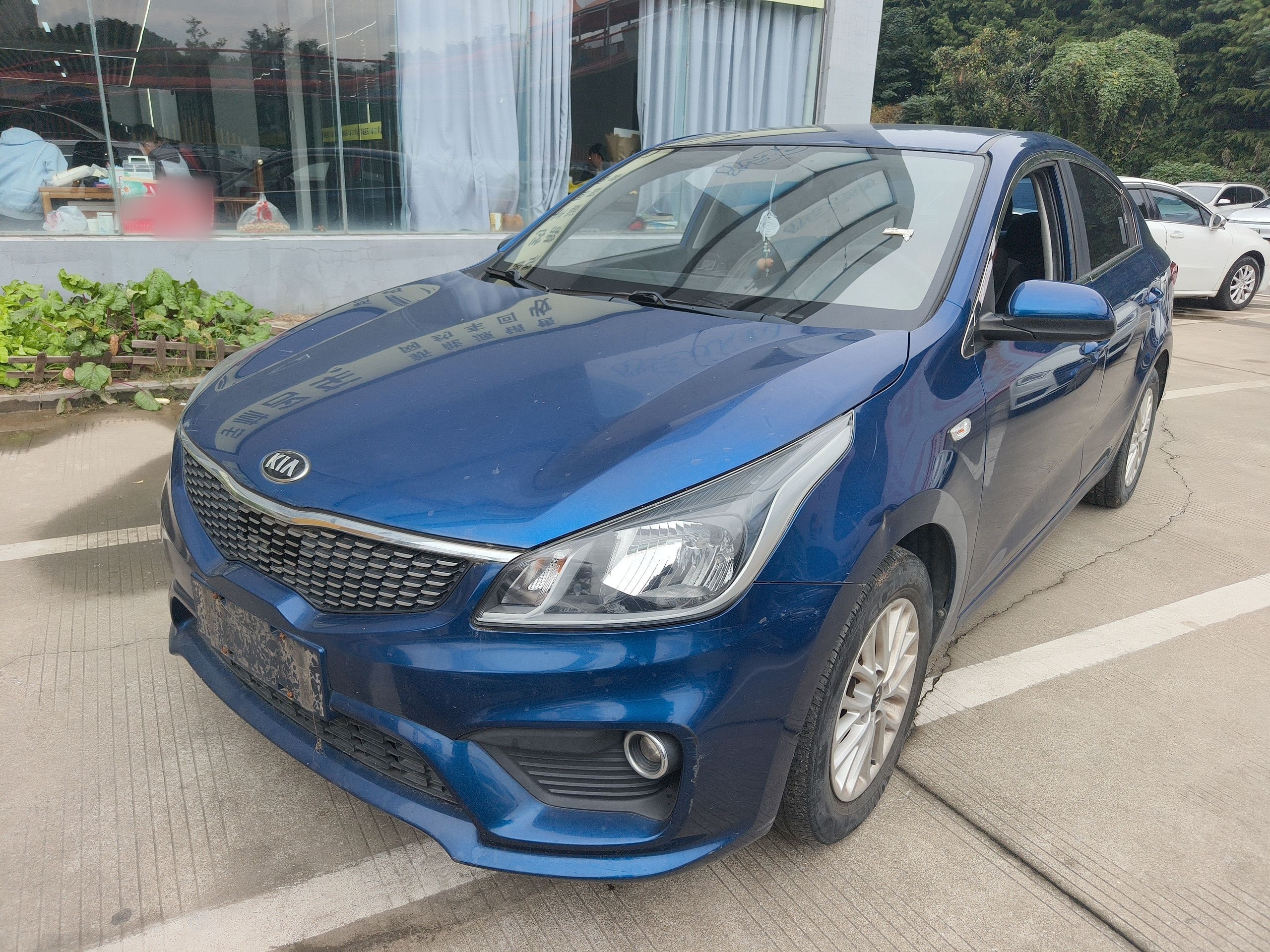 Под передней частью автомобиля