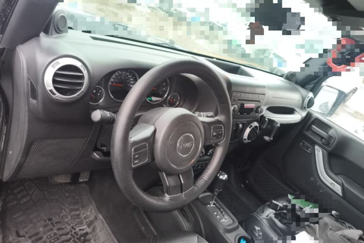 Used Jeep Wrangler 2013 3.6L Sahara two-door model Center Console