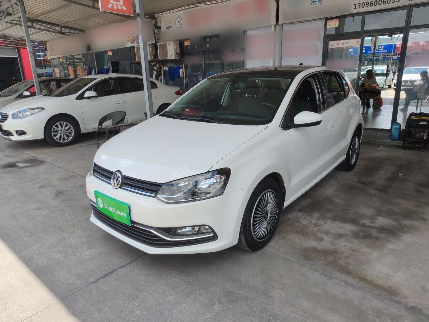 تحت مقدمة السيارة