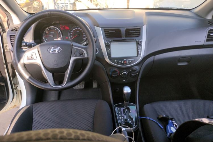 Used Hyundai Verna Ray 2014 1.6L Automatic TOP Center Console