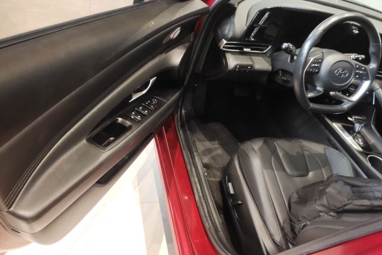 Used Hyundai Elantra 2021 1.5L CVT LUX Prestige Edition Driver Seat