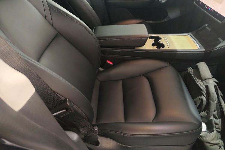 Used Tesla Model Y 2024 Long-Range All-Wheel-Drive Version Right Front Seat