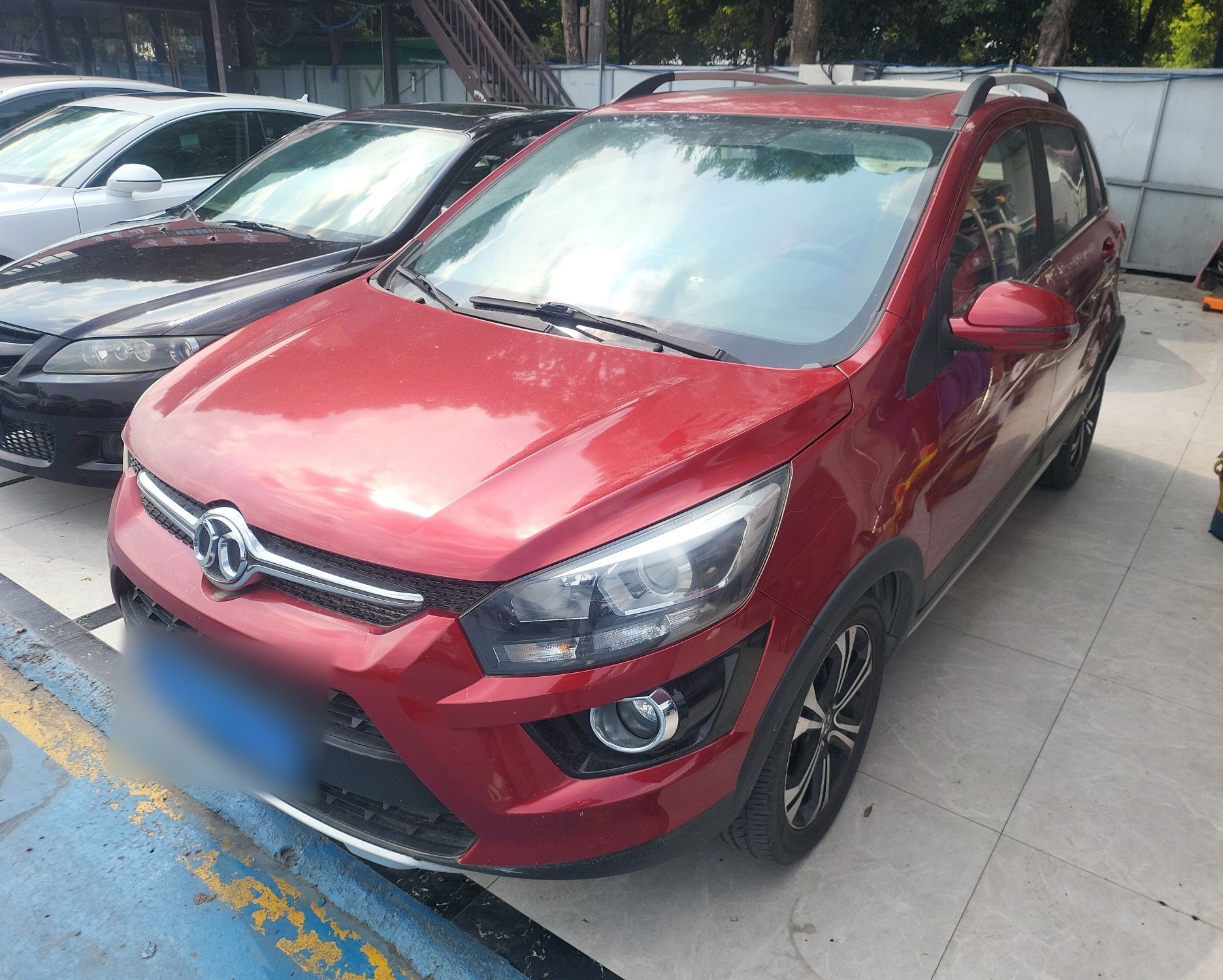 Под передней частью автомобиля