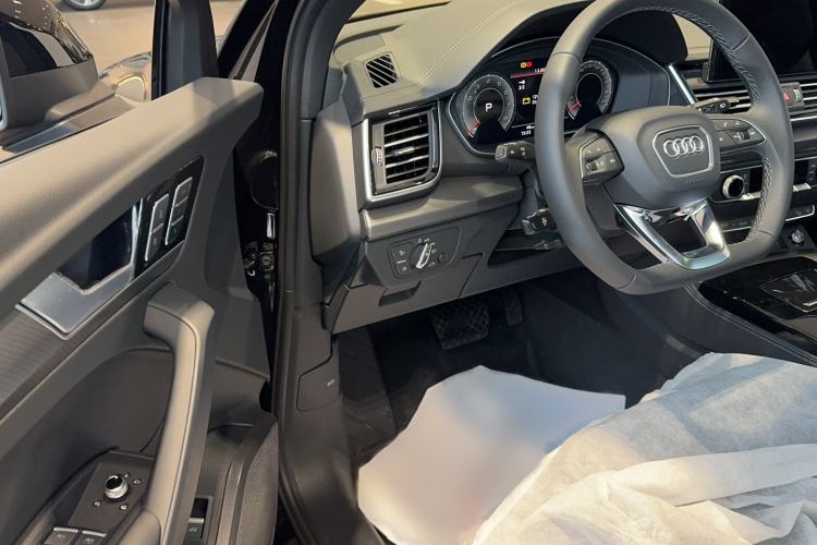 Used Audi Q5L 2025 Facelift 45th Anniversary Collector's Edition 40 TFSI Luxury Dynamic Version Interior 2