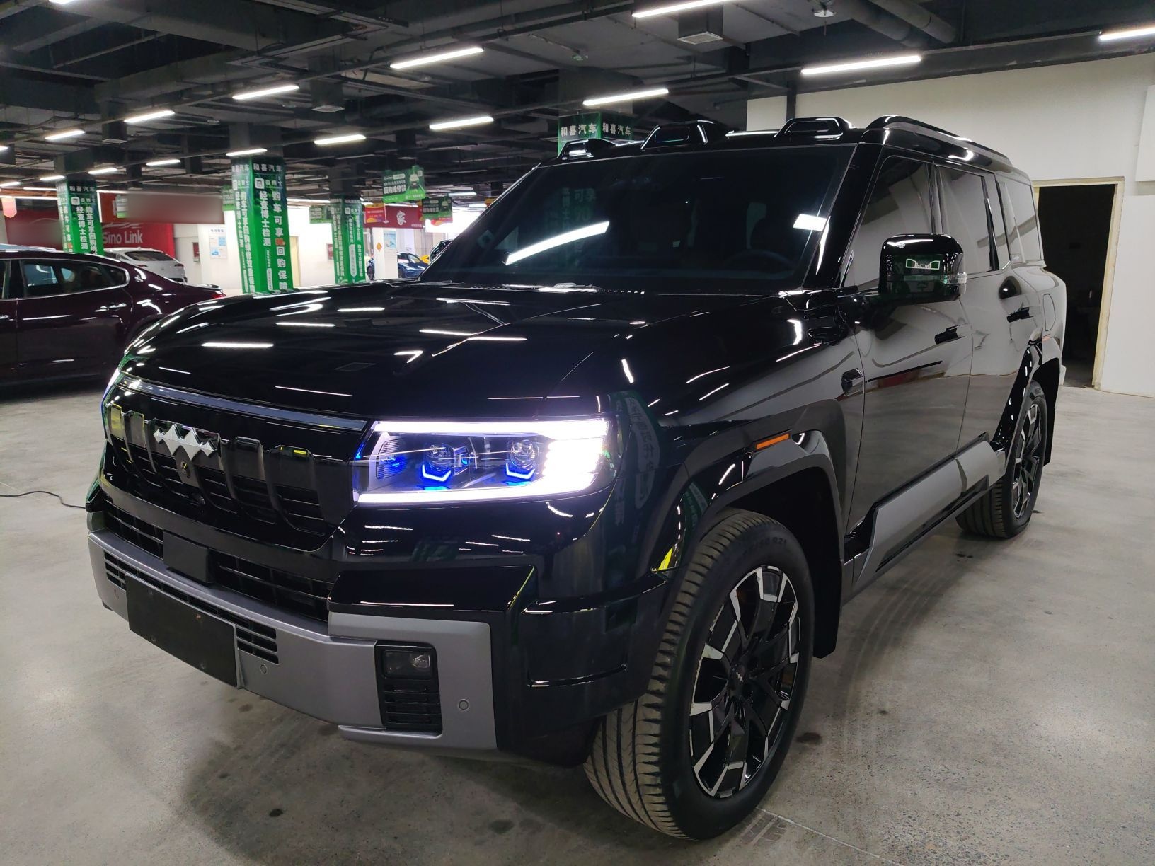 تحت مقدمة السيارة