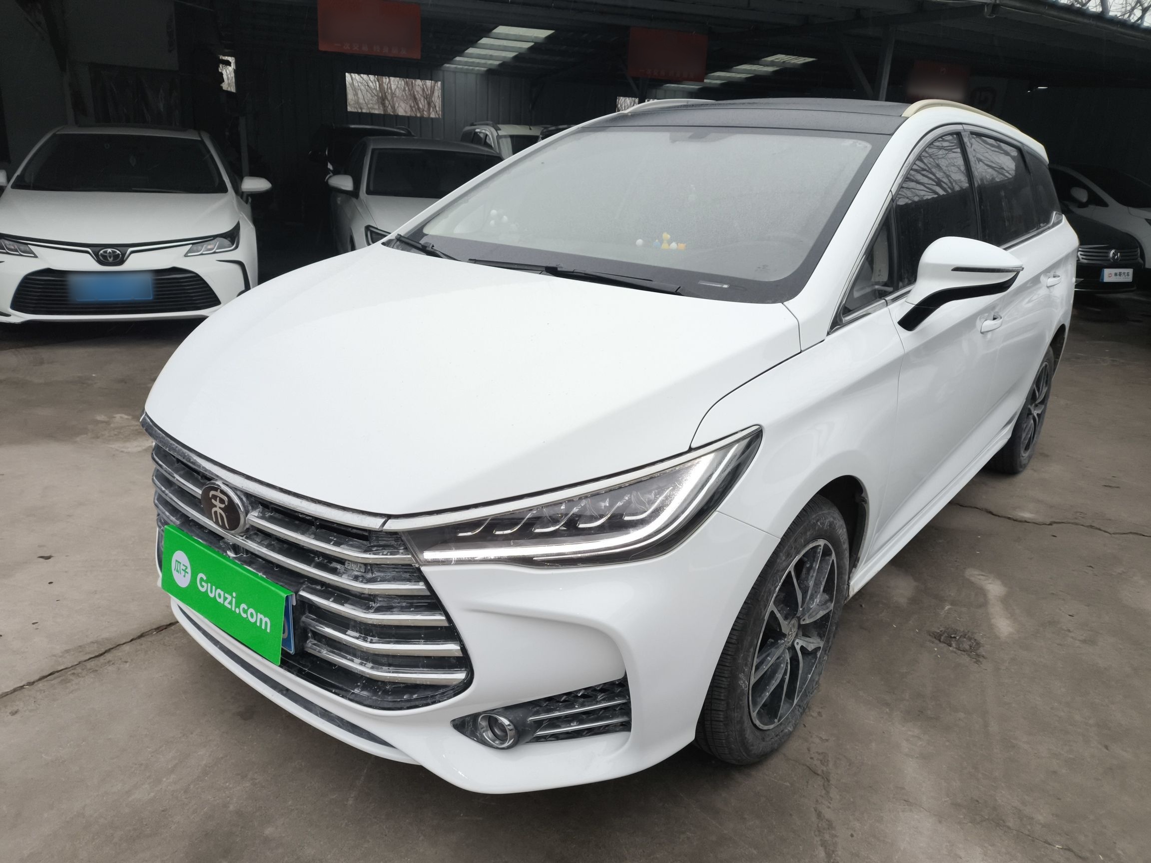 تحت مقدمة السيارة