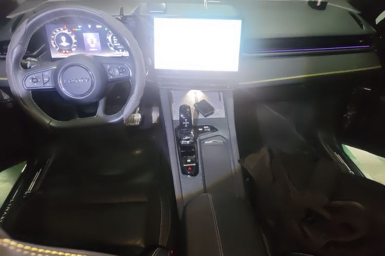 Used Lynk & Co 03 2023 2.0TD DCT JingPro Center Console