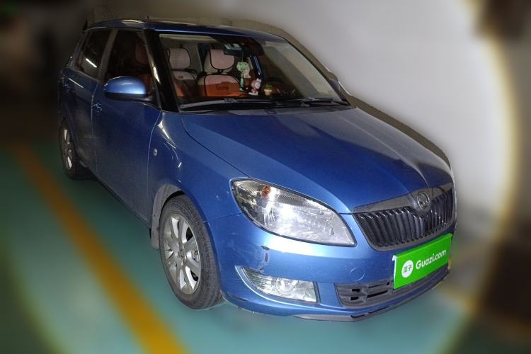 Used Skoda Fabia 2014 1.4L Automatic Crystal Edition Front Right 45 Deg