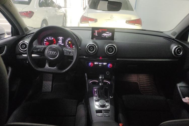 Used Audi A3 2017 Limousine 35 TFSI Sport Edition Center Console