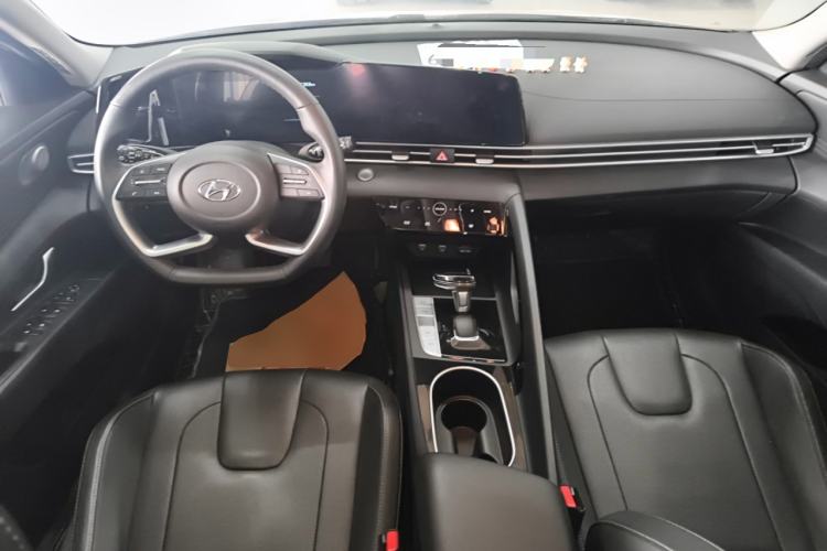 Used Hyundai Elantra 2022 1.5L CVT GLX Elite Edition Center Console