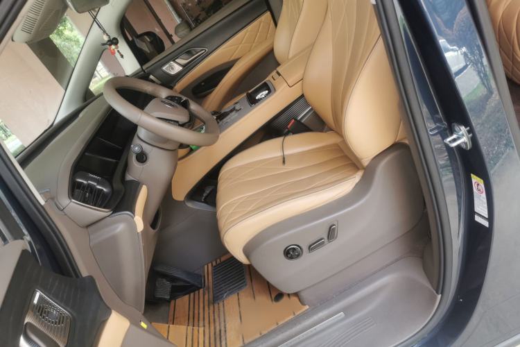 Used Denza D9 2022 DM-i 970 Four-Wheel Drive Prestige Model
