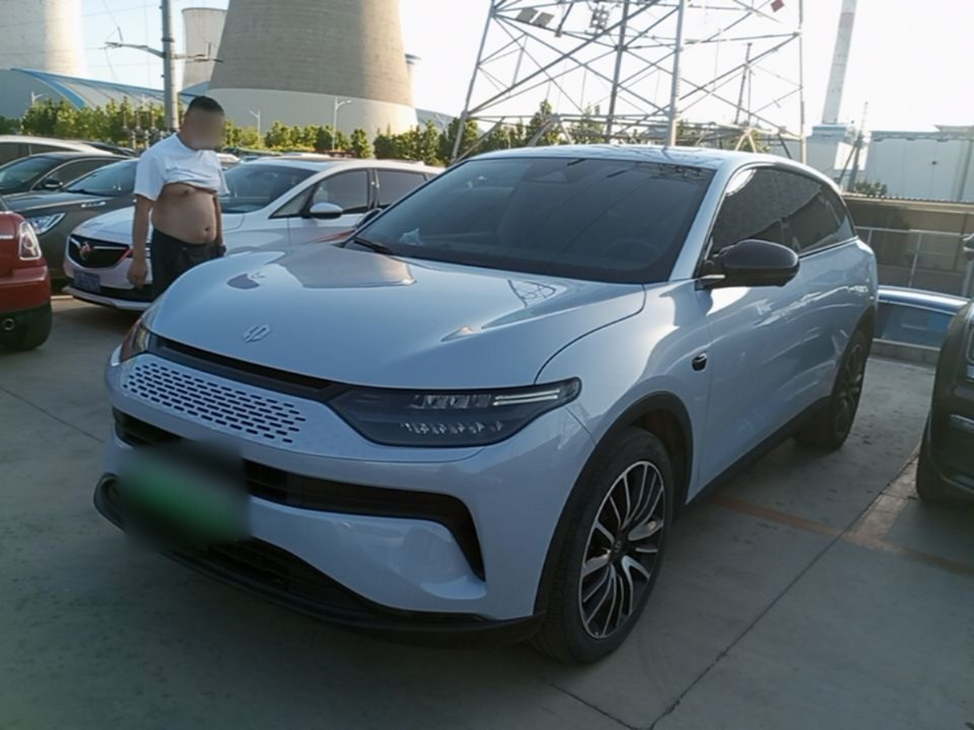 Под передней частью автомобиля