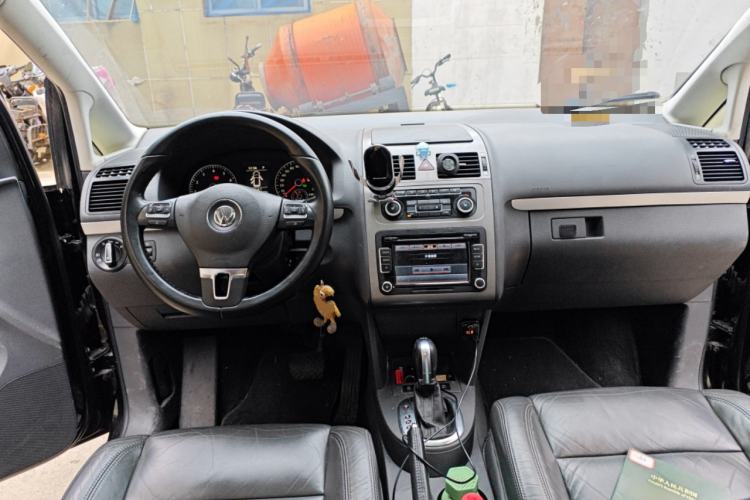 Used Volkswagen Touran 2013 1.4T DSG Smart Edition 5-seater Center Console