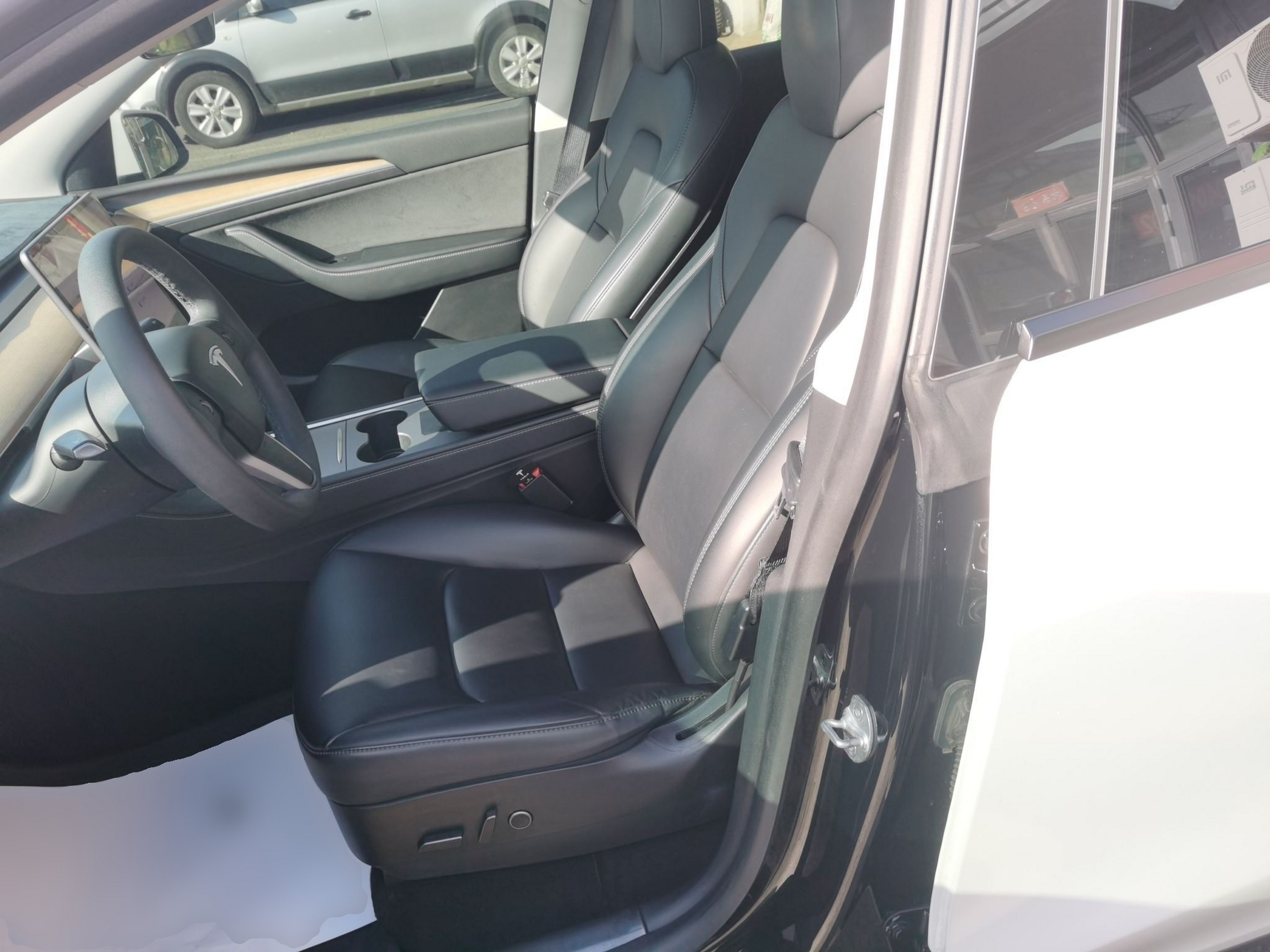 Переднее сиденье в автомобиле