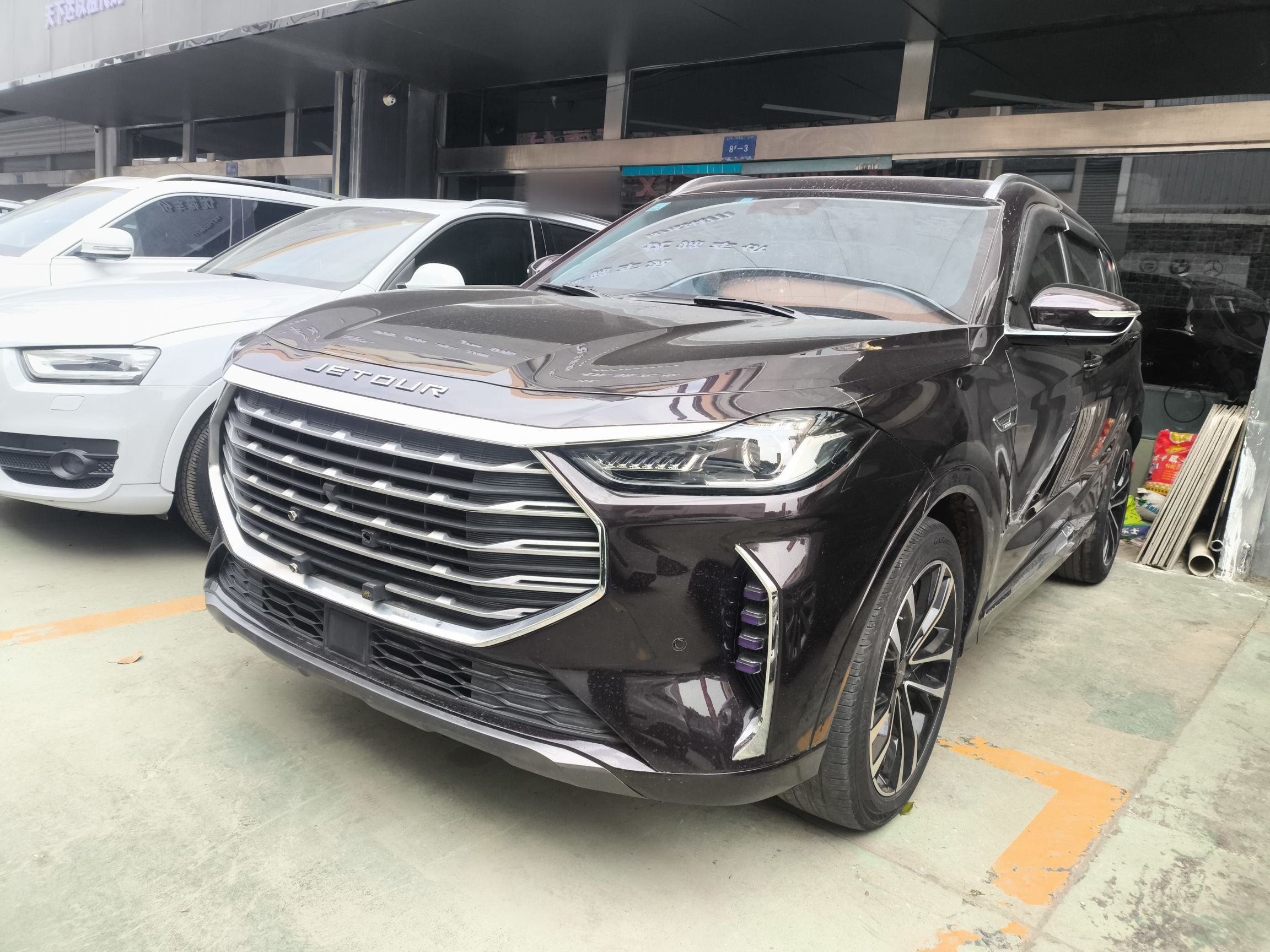 تحت مقدمة السيارة