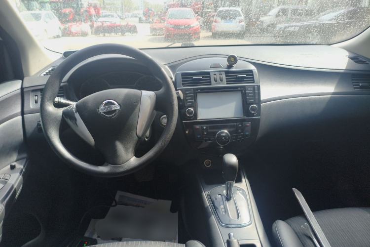 Used Nissan Tiida 2014 1.6L CVT Smart Model Center Console