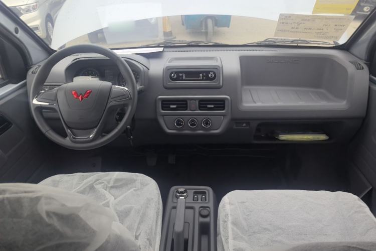 Used Wuling Yangguang 2024 300KM Comfort Version Passenger Van 75kW Center Console