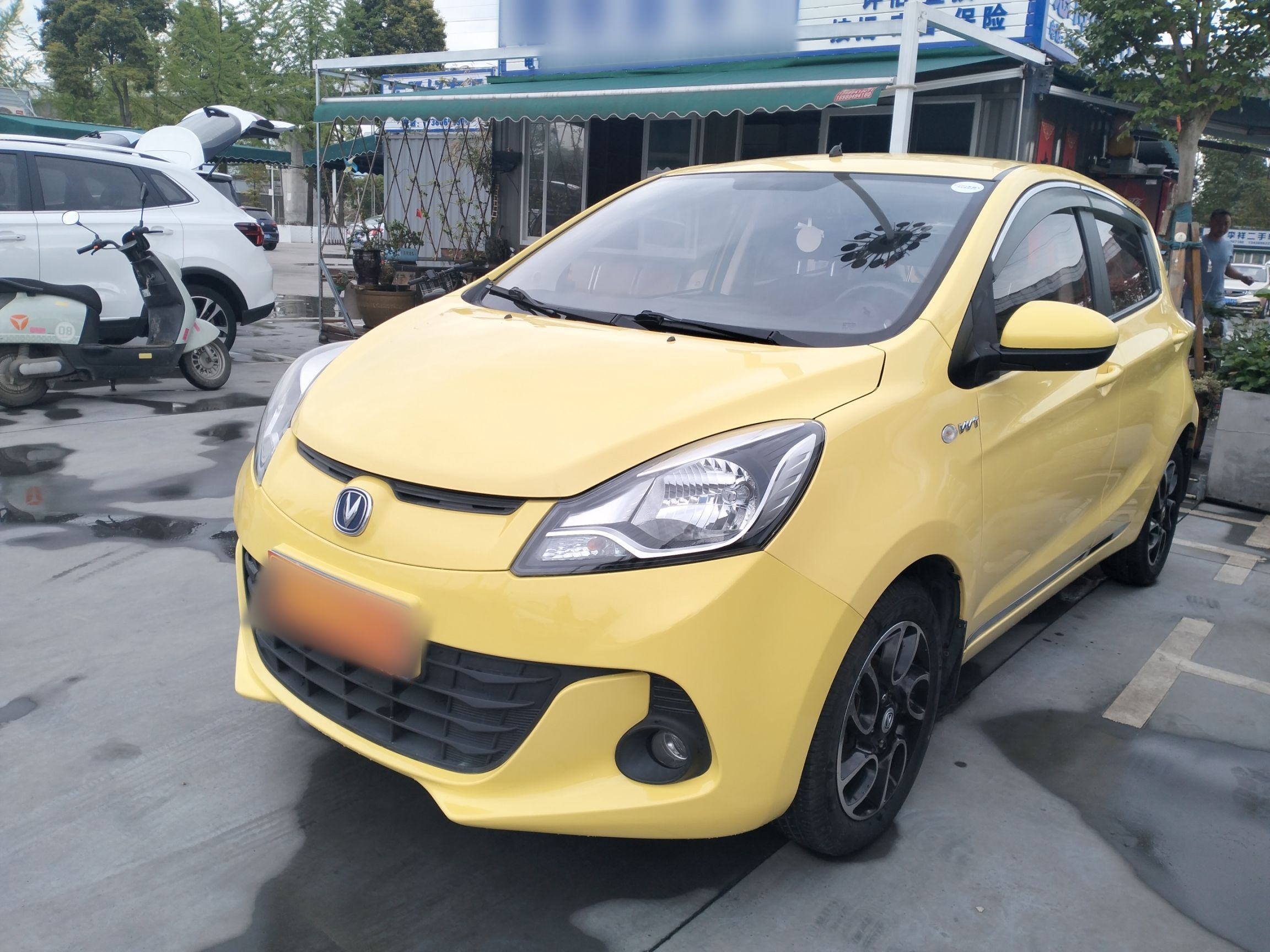 تحت مقدمة السيارة