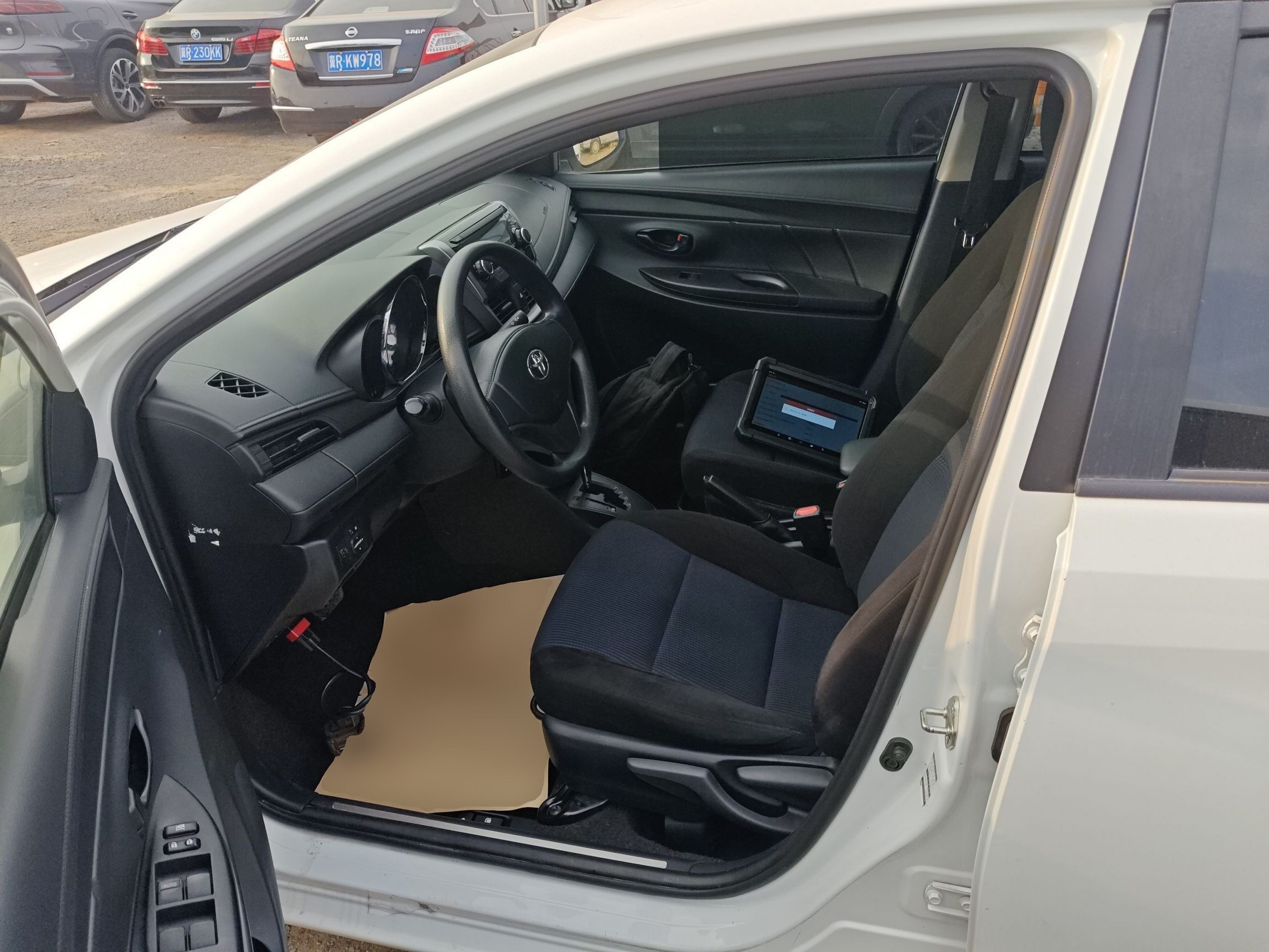 المقاعد الأمامية داخل السيارة