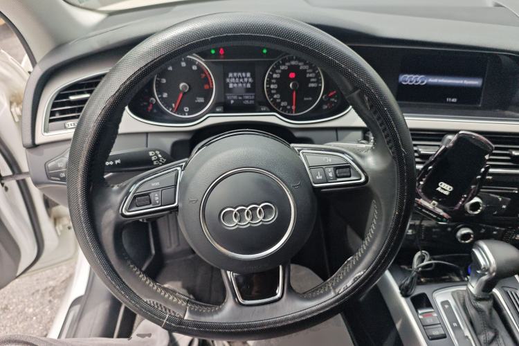 Used Audi A4L 2013 35 TFSI Automatic Standard Model Steering Wheel