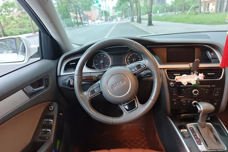 Used Audi A4L 2013 35 TFSI Automatic Standard Model Steering Wheel