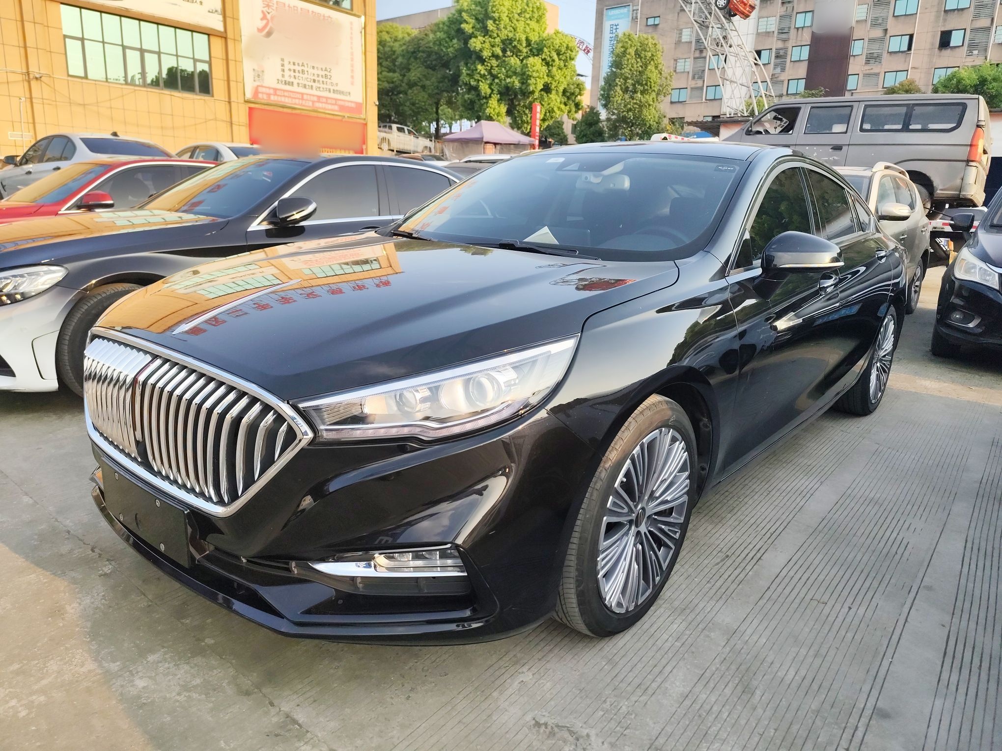 Под передней частью автомобиля