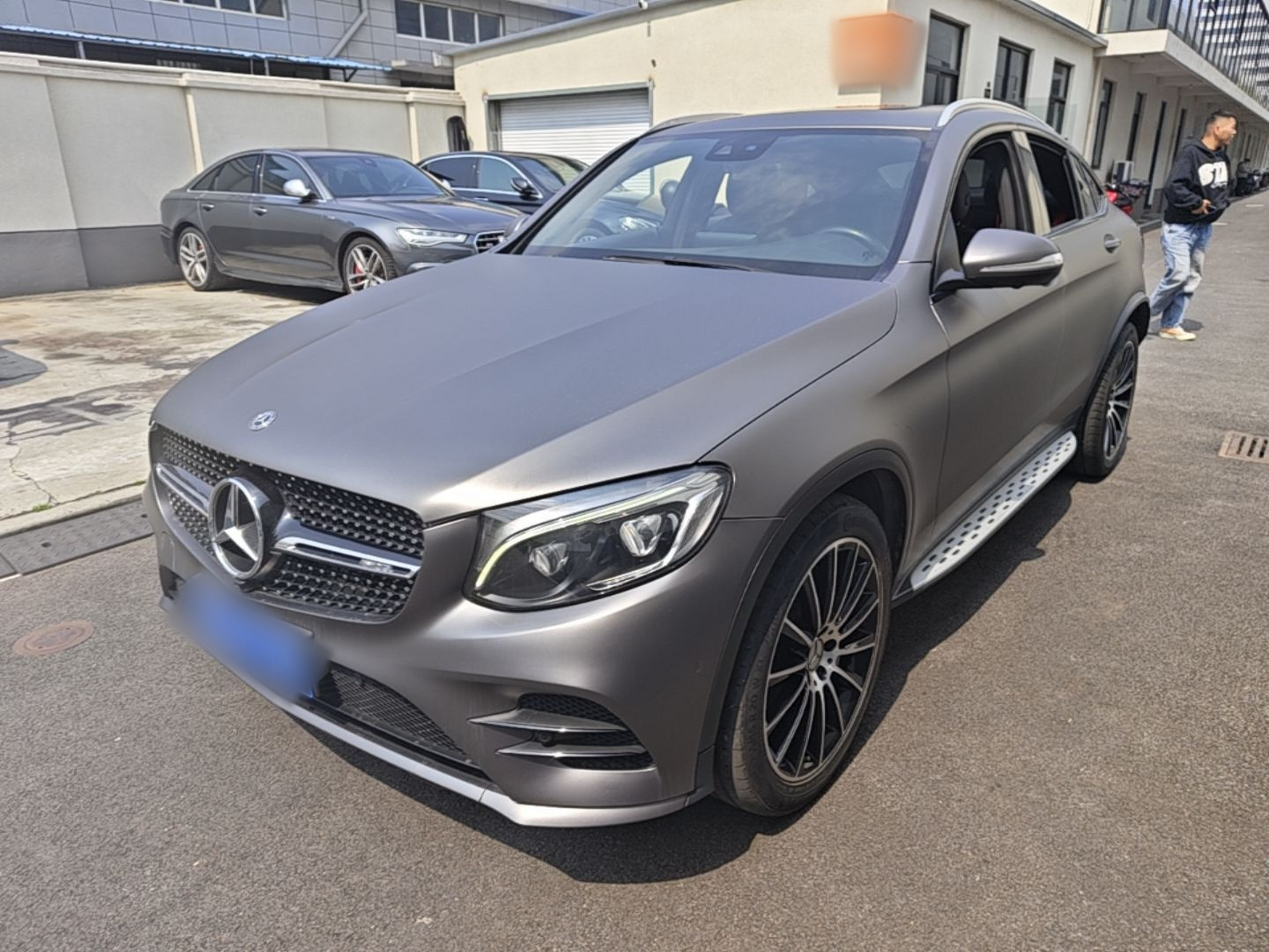 Под передней частью автомобиля