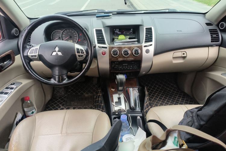 Used Mitsubishi Pajero Sport 2013 3.0L Automatic Two-Wheel Drive Luxury Edition Center Console