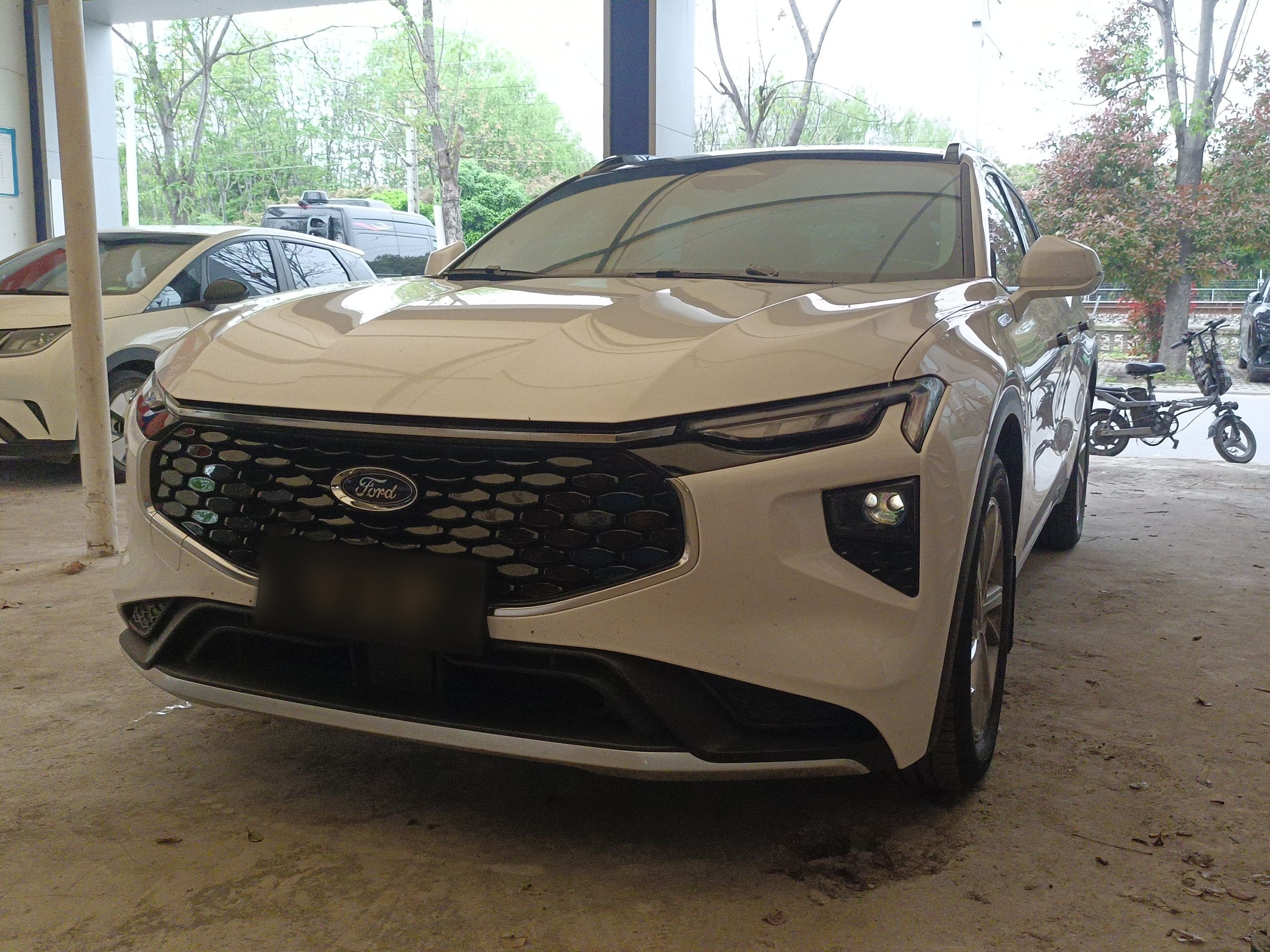 Под передней частью автомобиля