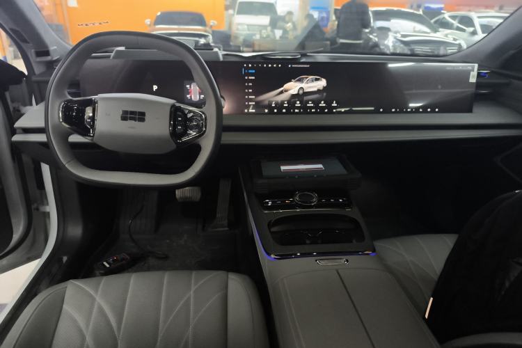 Used Geely Galaxy E8 2025 700 km Long-Range Intelligent Driving Version Center Console