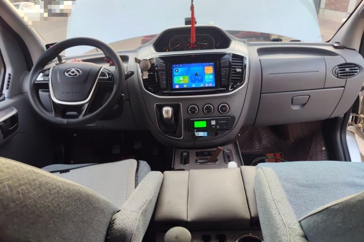 Used SAIC MAXUS Xintu V80 2019 2.5T Classic Model 6-Speed Manual Commercial Van with Short Wheelbase and Low Roof 9-Seater