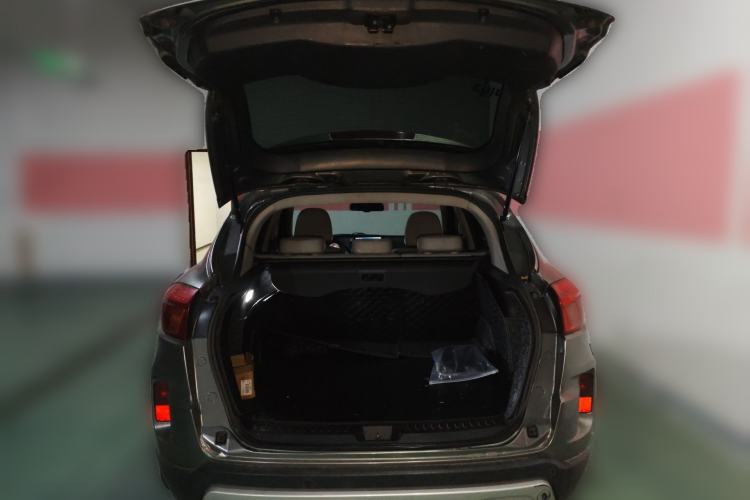 Used Bestune X80 2013 2.0L automatic luxury version Trunk