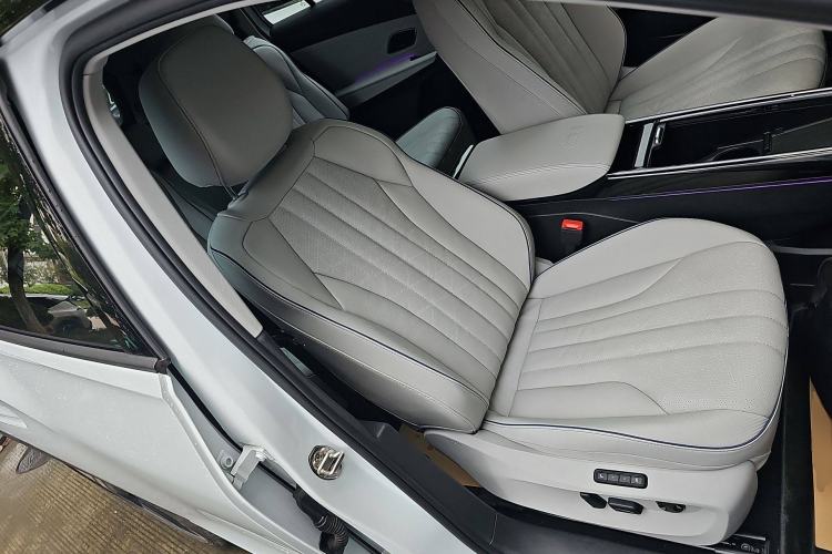 Used Volkswagen ID.6 X 2023 Upgraded Version Kinetic All-Wheel Drive Edition Right Front Seat