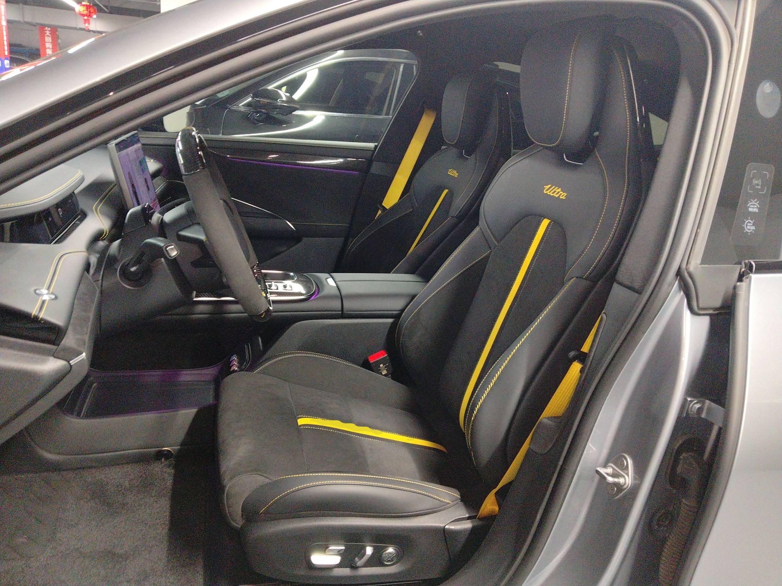 المقاعد الأمامية داخل السيارة