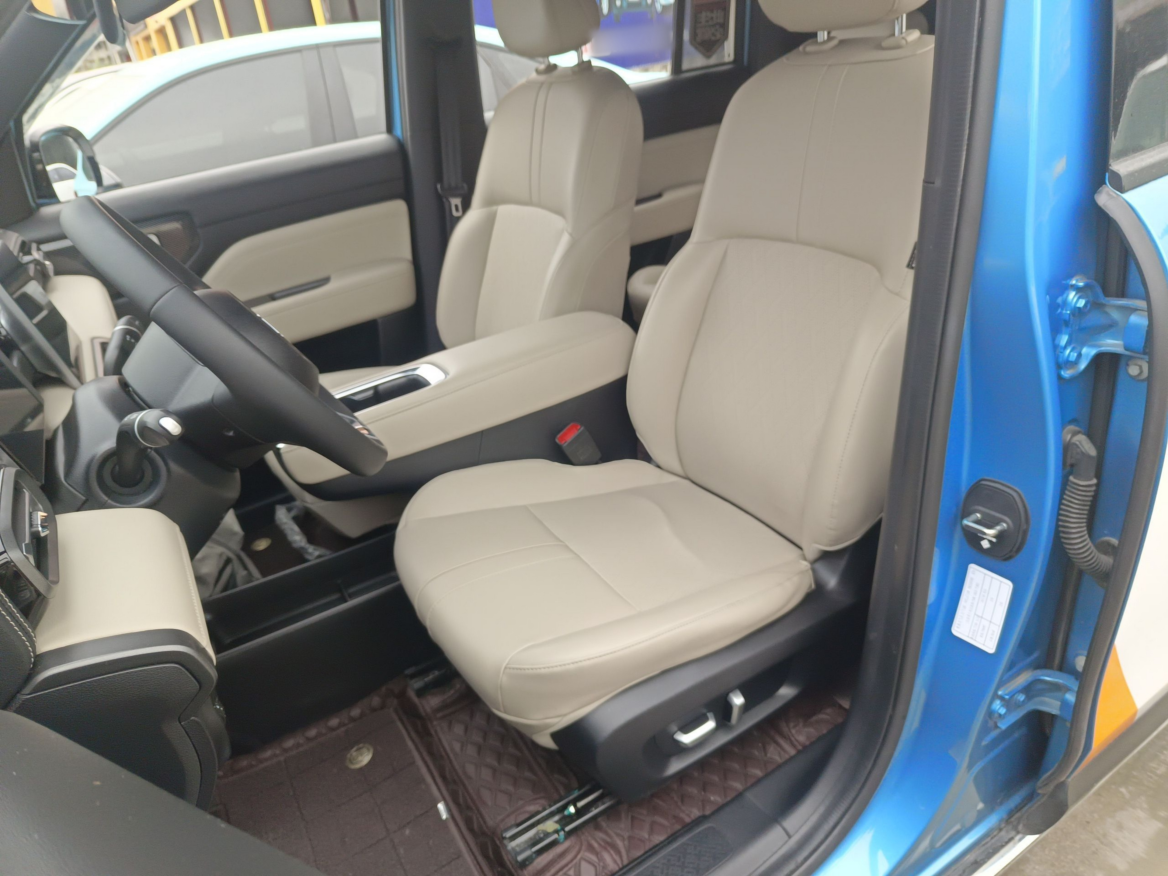 المقاعد الأمامية داخل السيارة