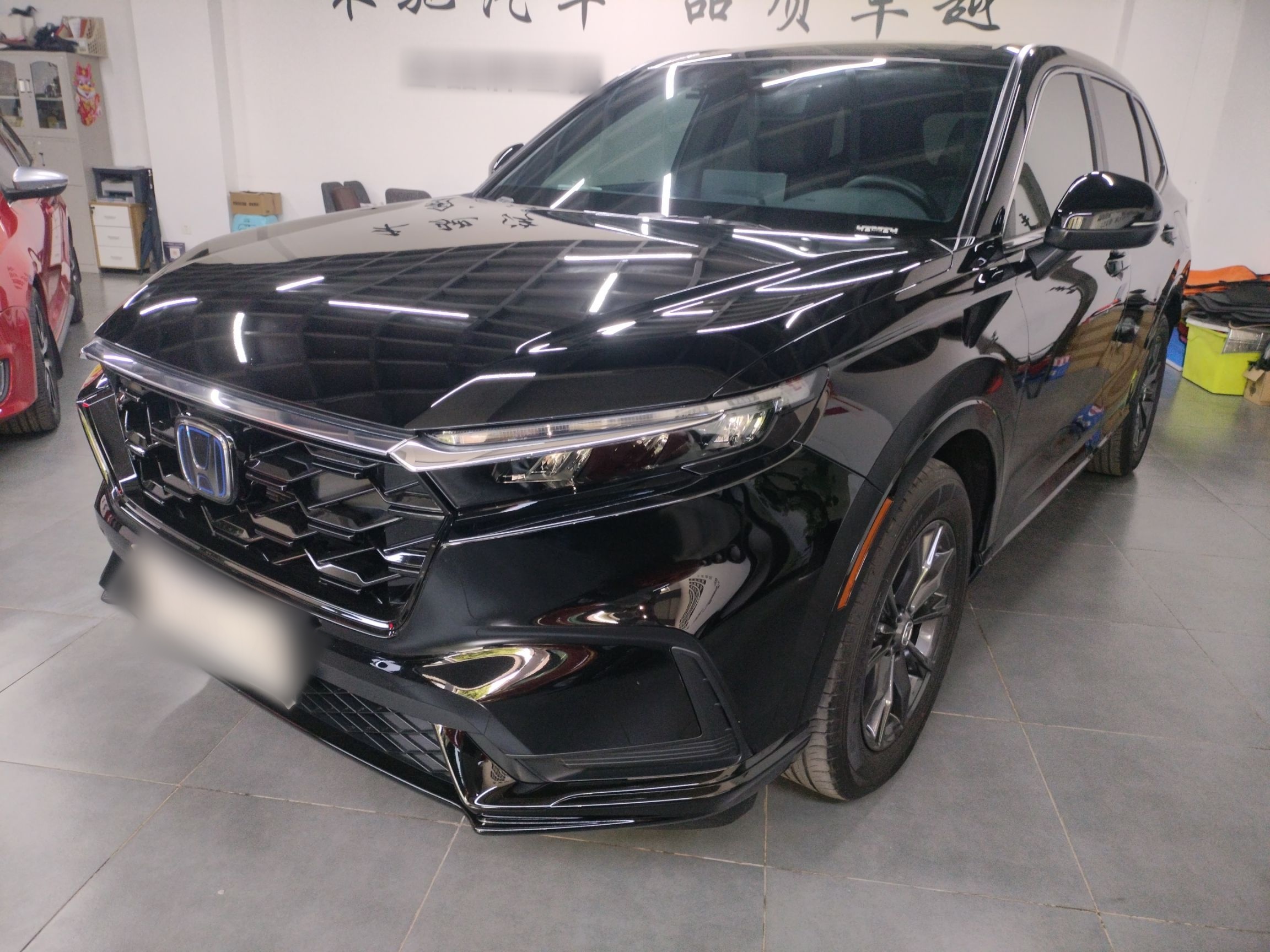 تحت مقدمة السيارة