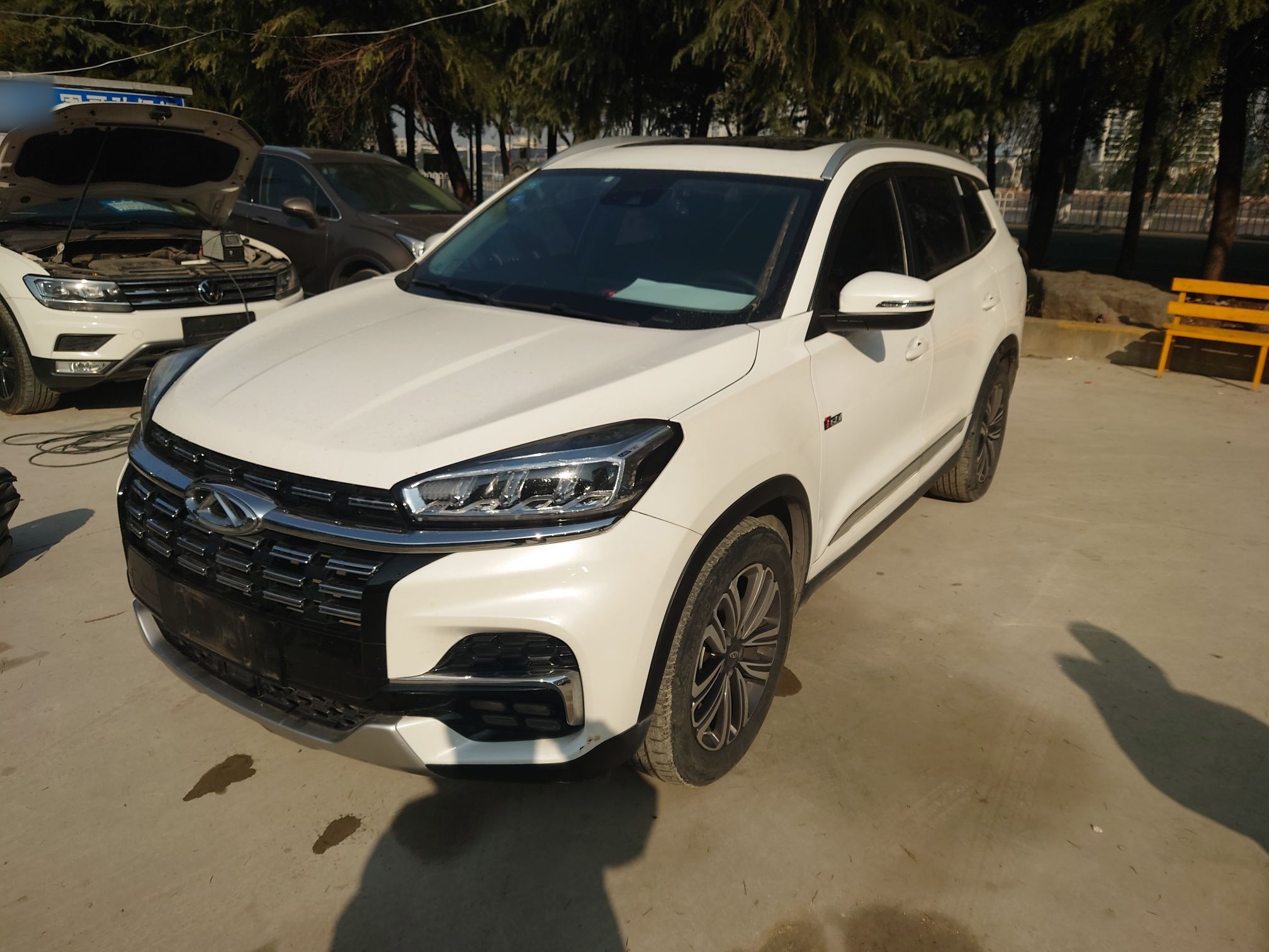 تحت مقدمة السيارة