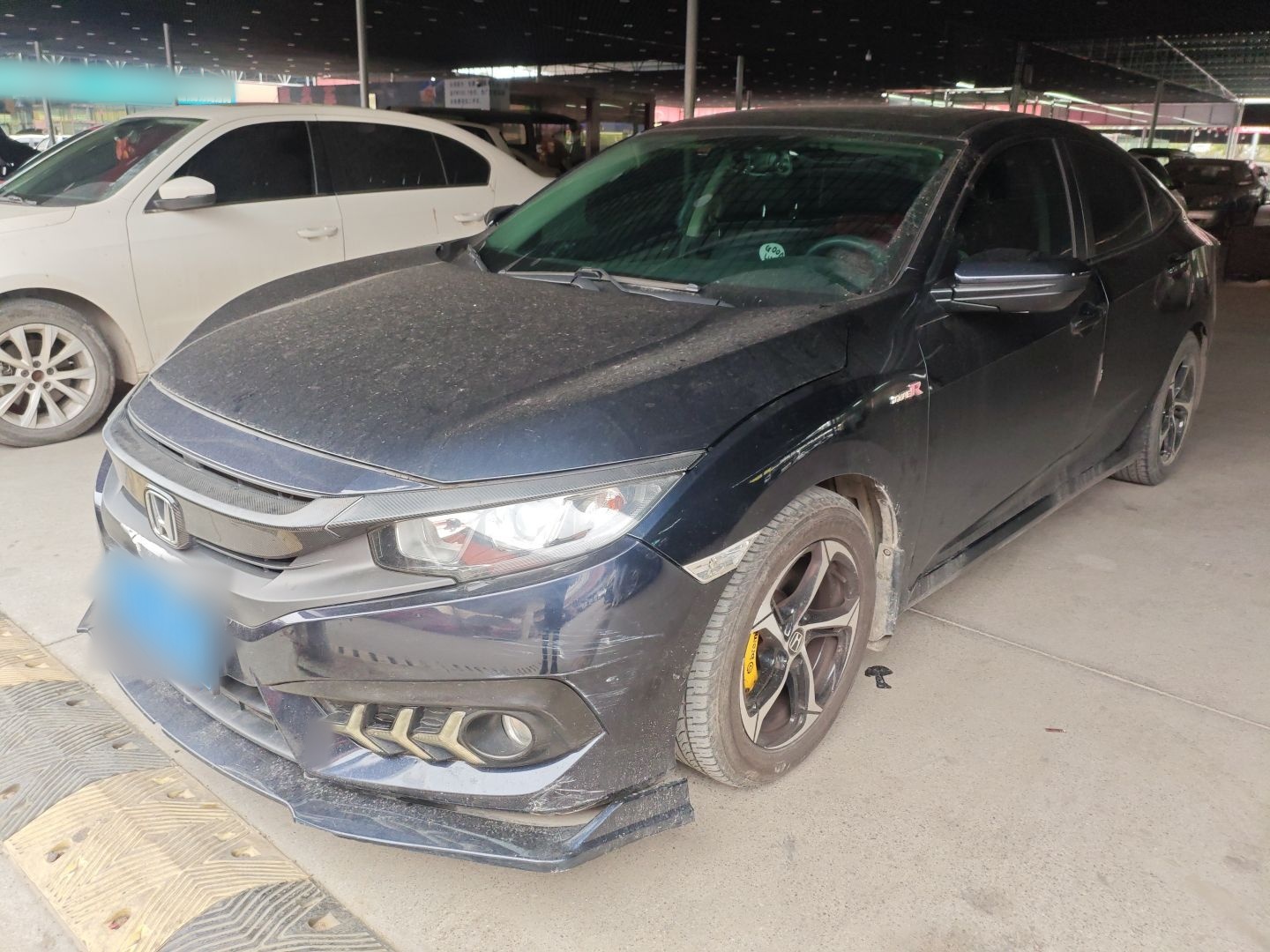 تحت مقدمة السيارة