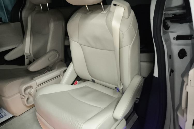 Used Toyota SIENNA 2023 2.5L Hybrid Luxury Edition Left Rear Seat