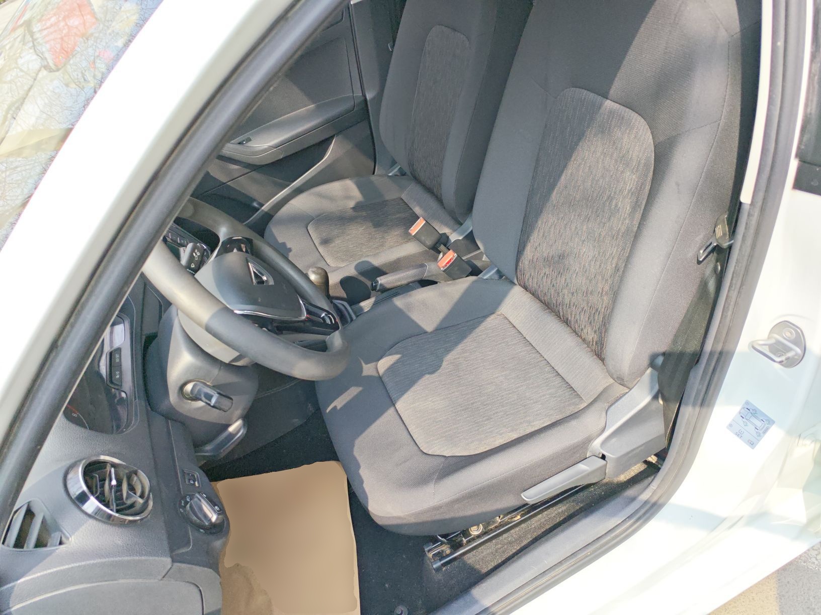 Переднее сиденье в автомобиле