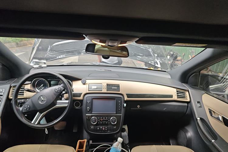 Used Mercedes-Benz R-Class 2015 R 320 4MATIC Luxury Model Center Console