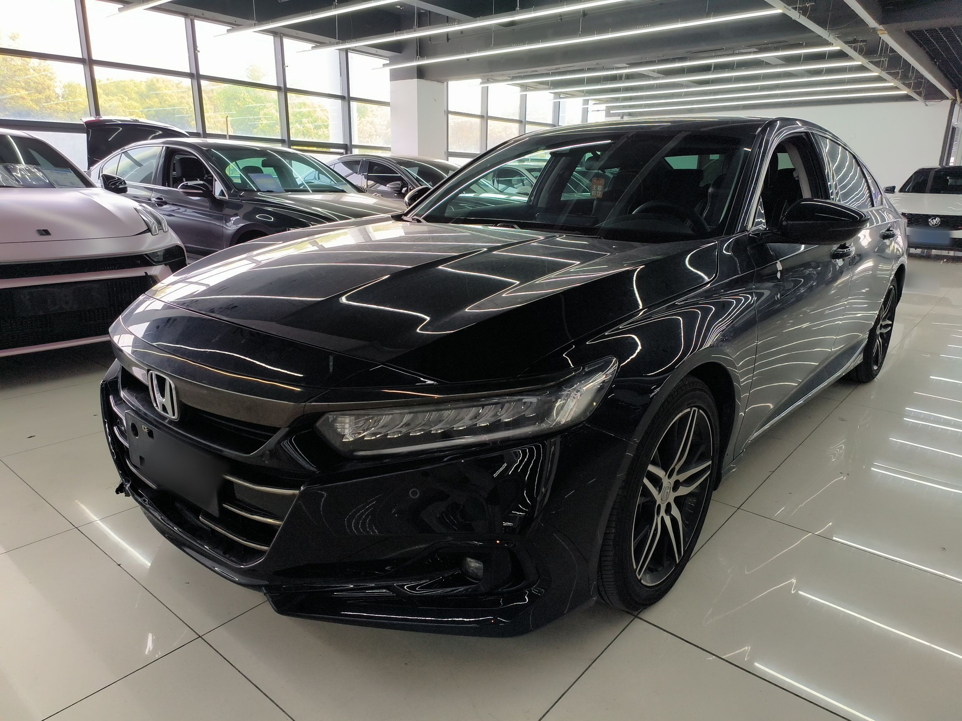 Под передней частью автомобиля