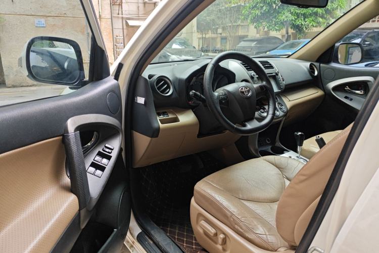 Used Toyota RAV4 2012 Luxurious 2.4L Automatic 4x4 with Stylish Features
