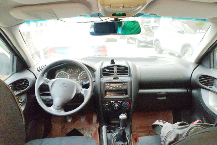 Used Huatai Santa Fe Classic 2015 2.0L Gasoline Manual Transmission Two-Wheel Drive Standard Version
