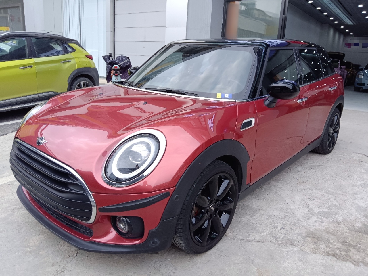 تحت مقدمة السيارة