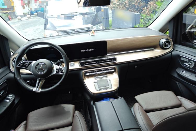 Used Mercedes-Benz V-Class 2024 V 300 Pilot Edition Center Console