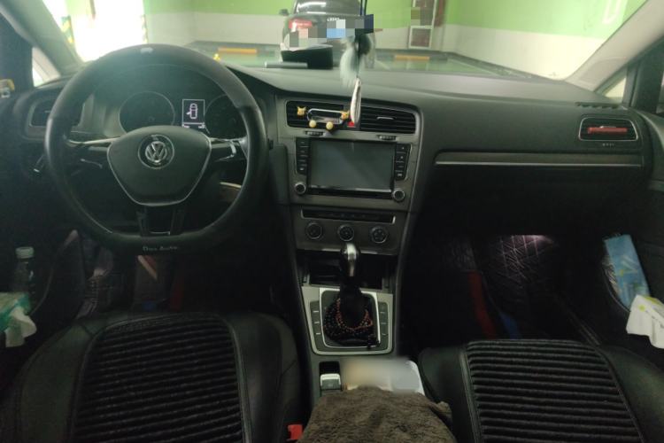 Used Volkswagen Golf 2015 1.6L Automatic Comfort Model Center Console